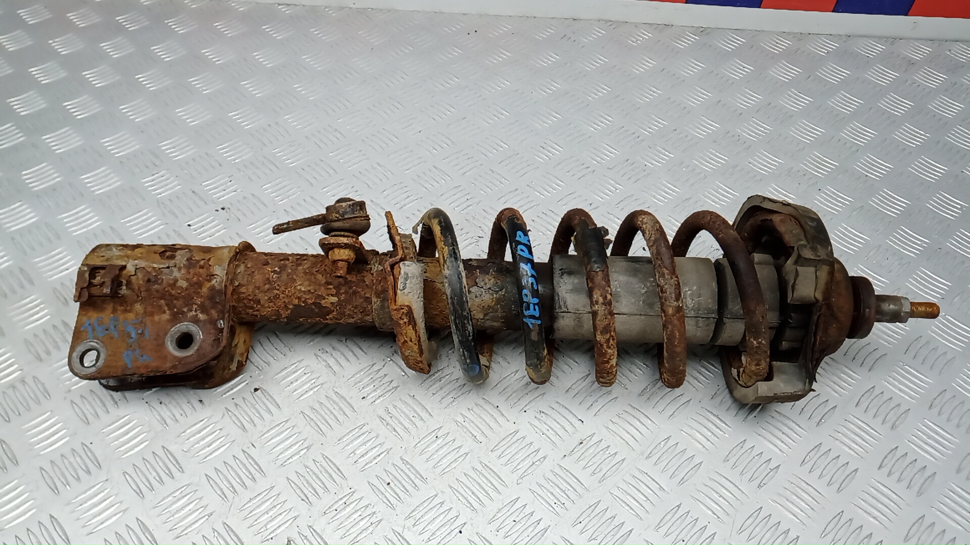 Амортизатор передний правый