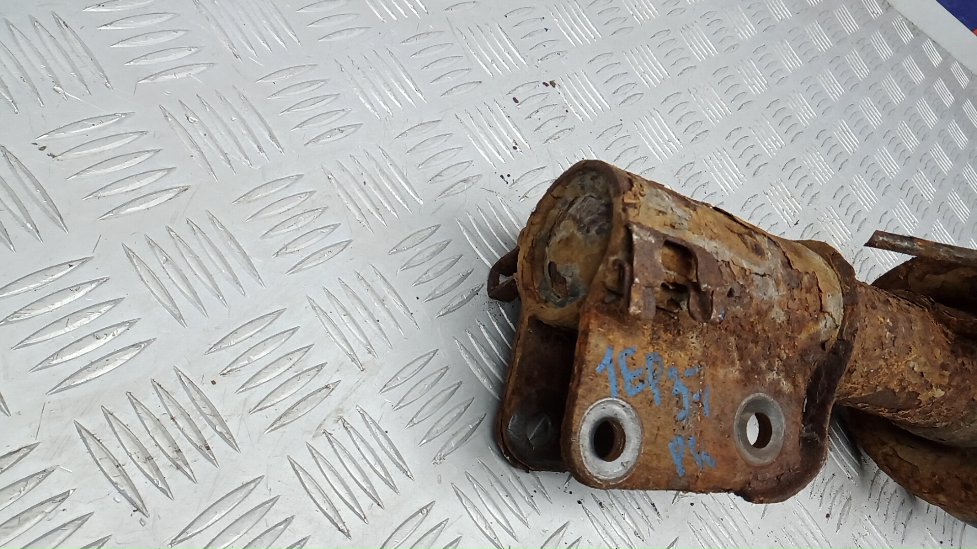 Амортизатор передний правый