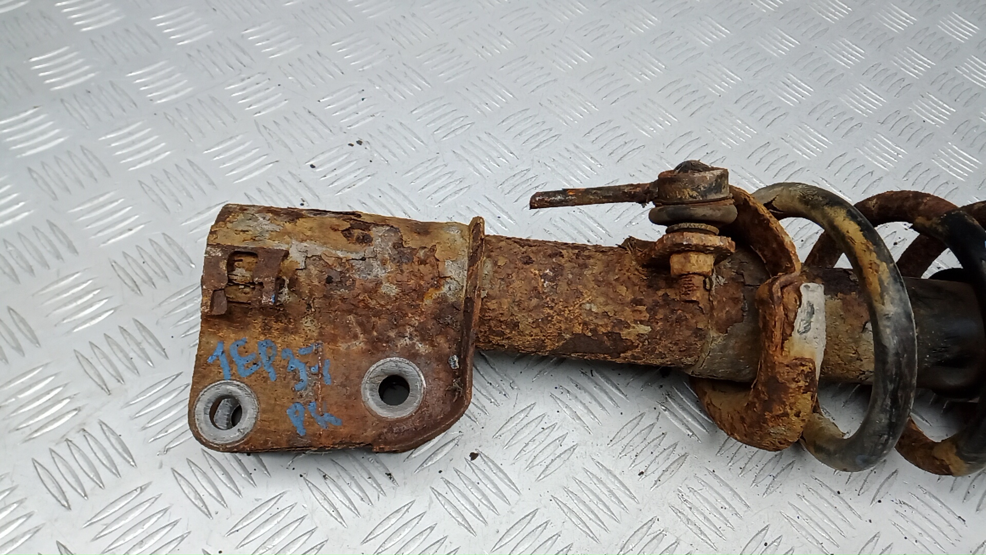 Амортизатор передний правый