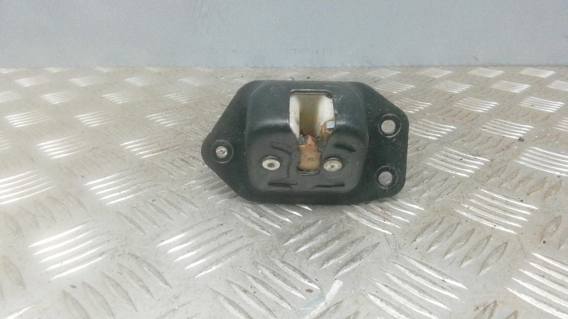 Замок багажника