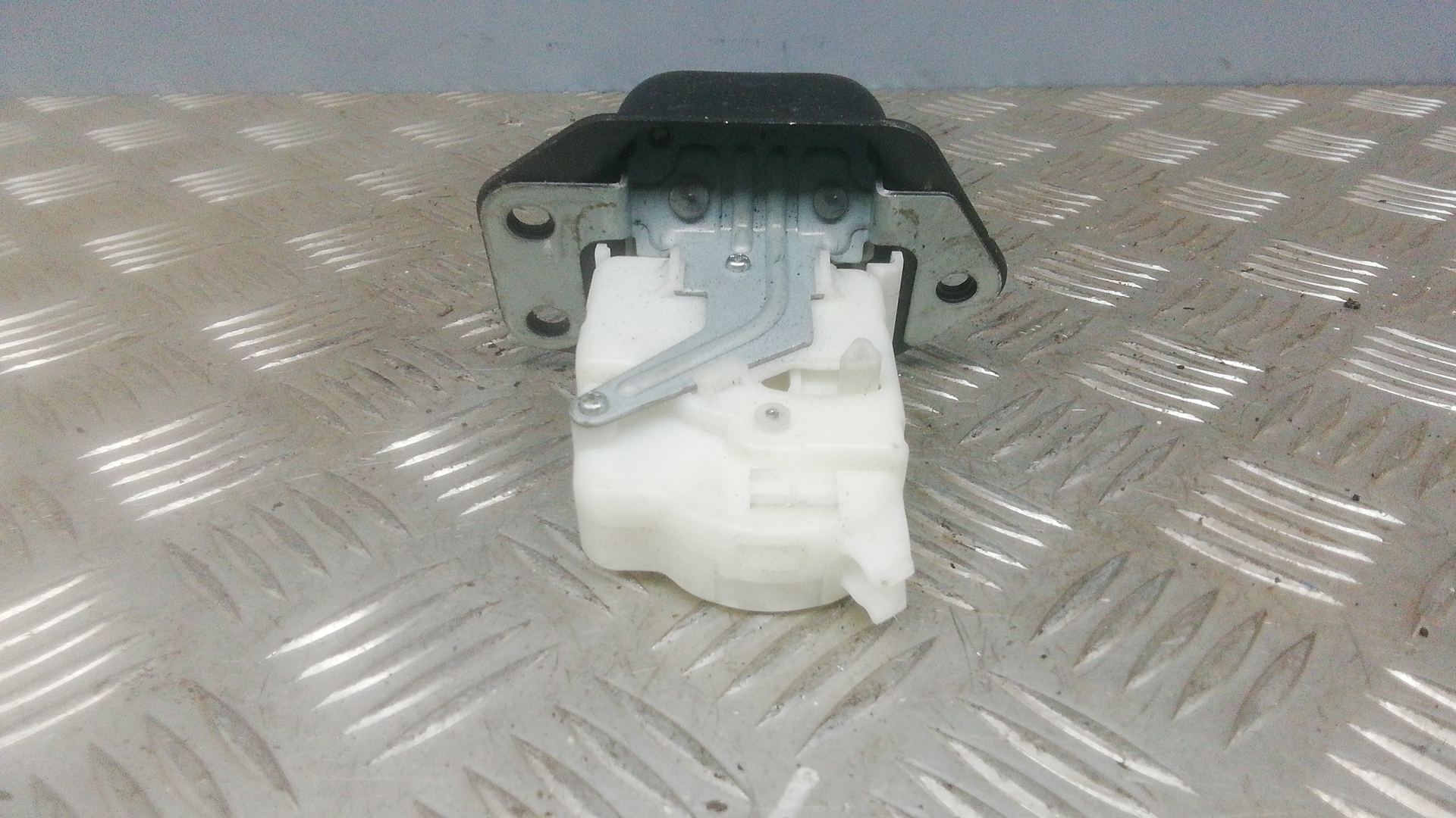 Замок багажника