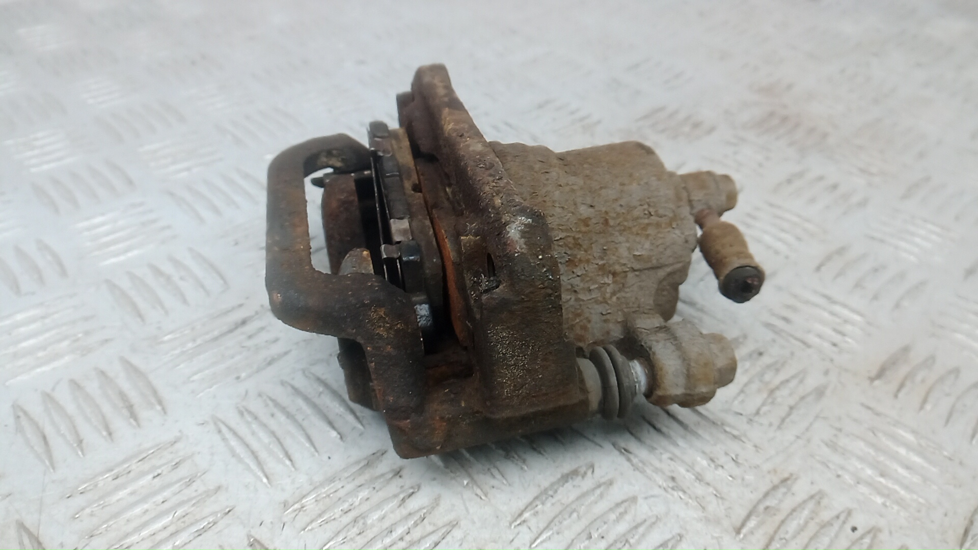 Суппорт задний левый