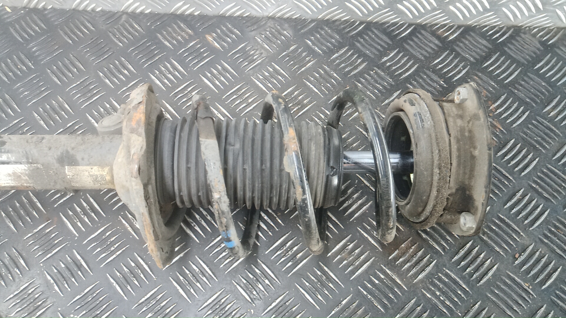 Амортизатор передний правый