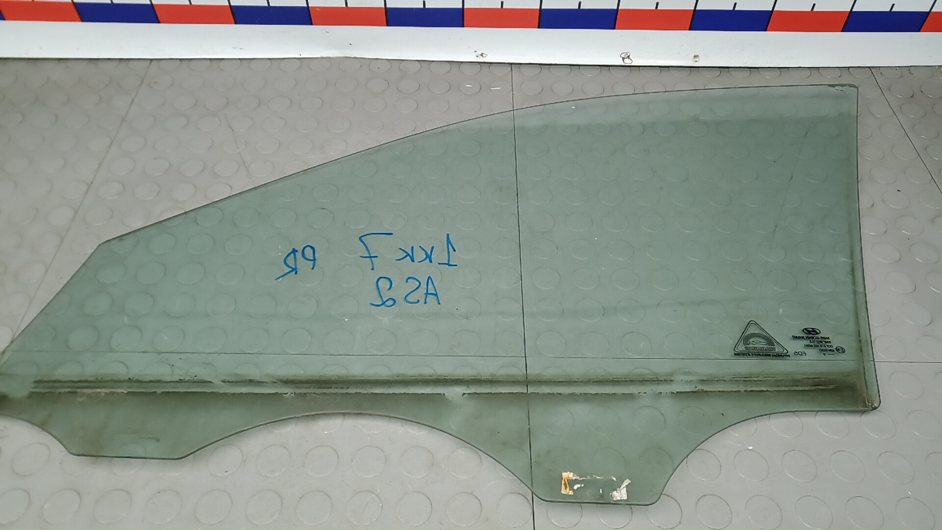 Стекло двери передней правой