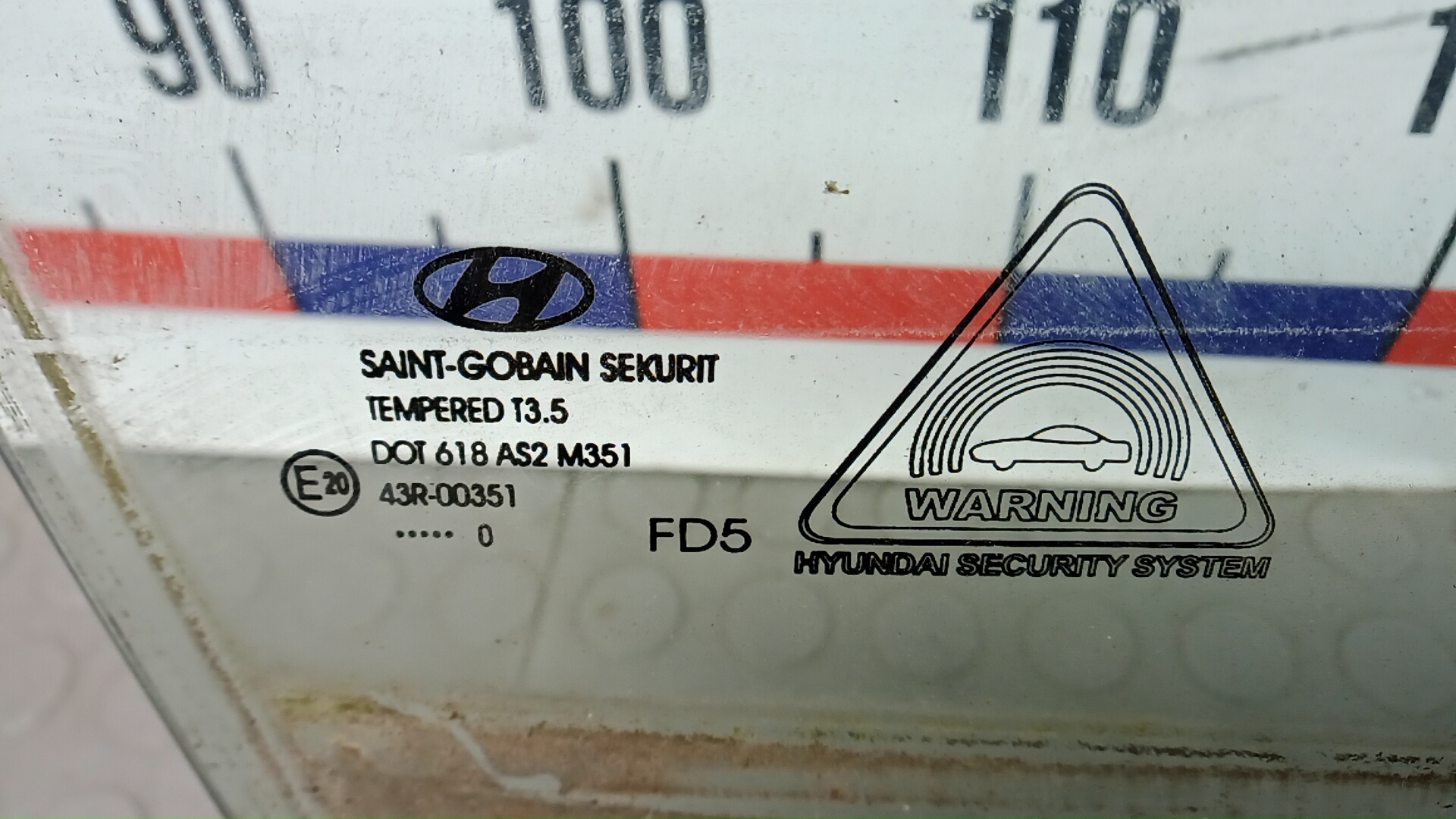 Стекло двери передней правой