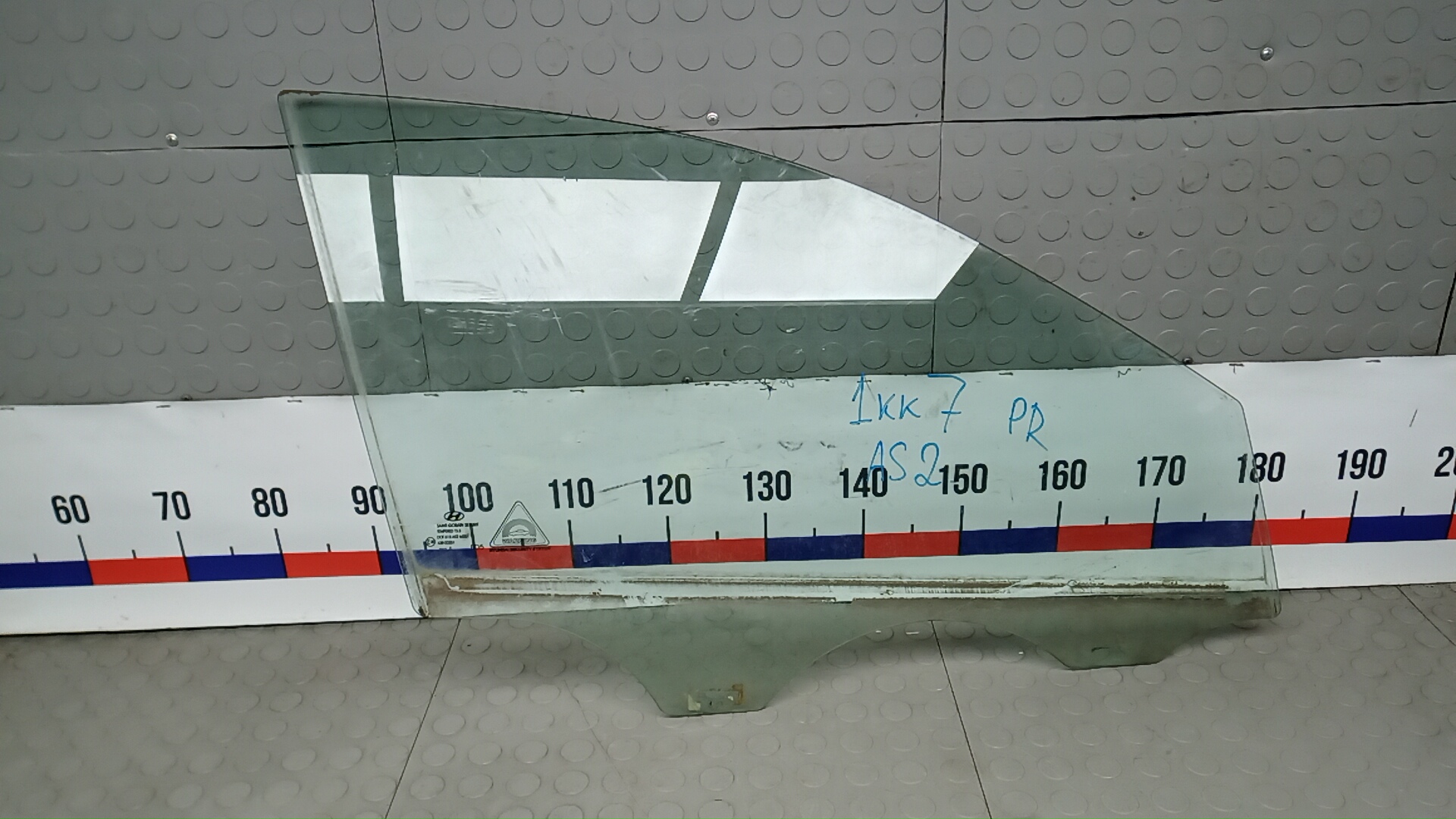 Стекло двери передней правой