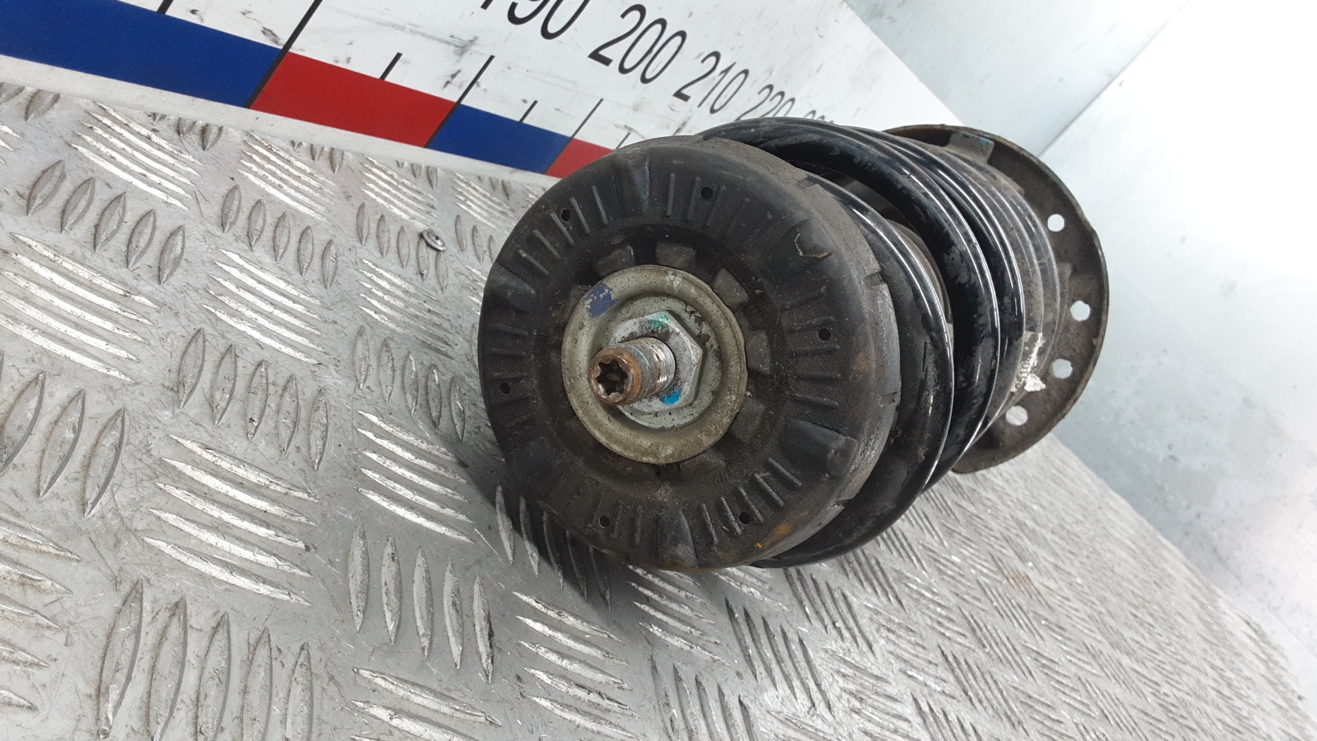 Амортизатор передний правый