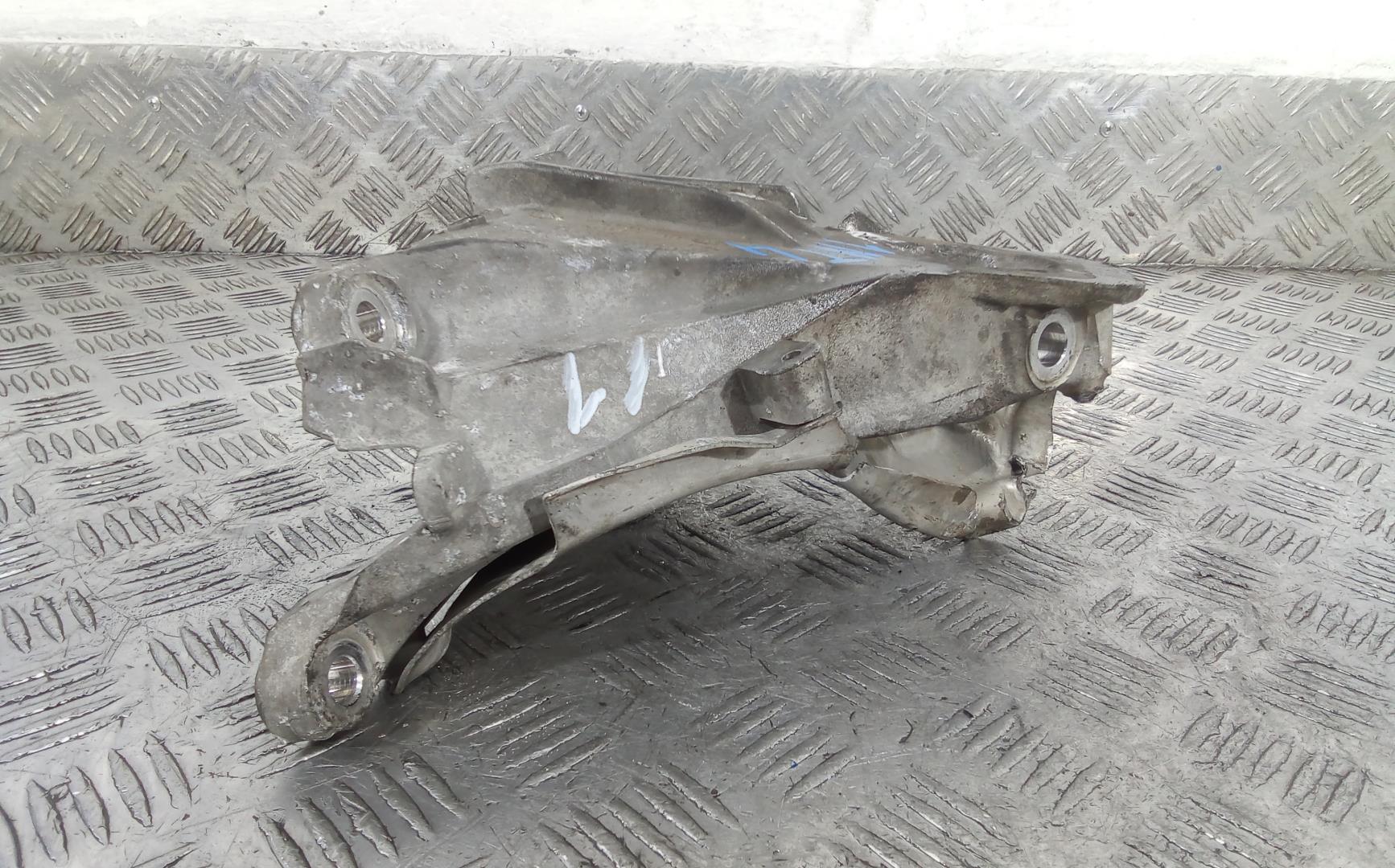 Кронштейн двигателя