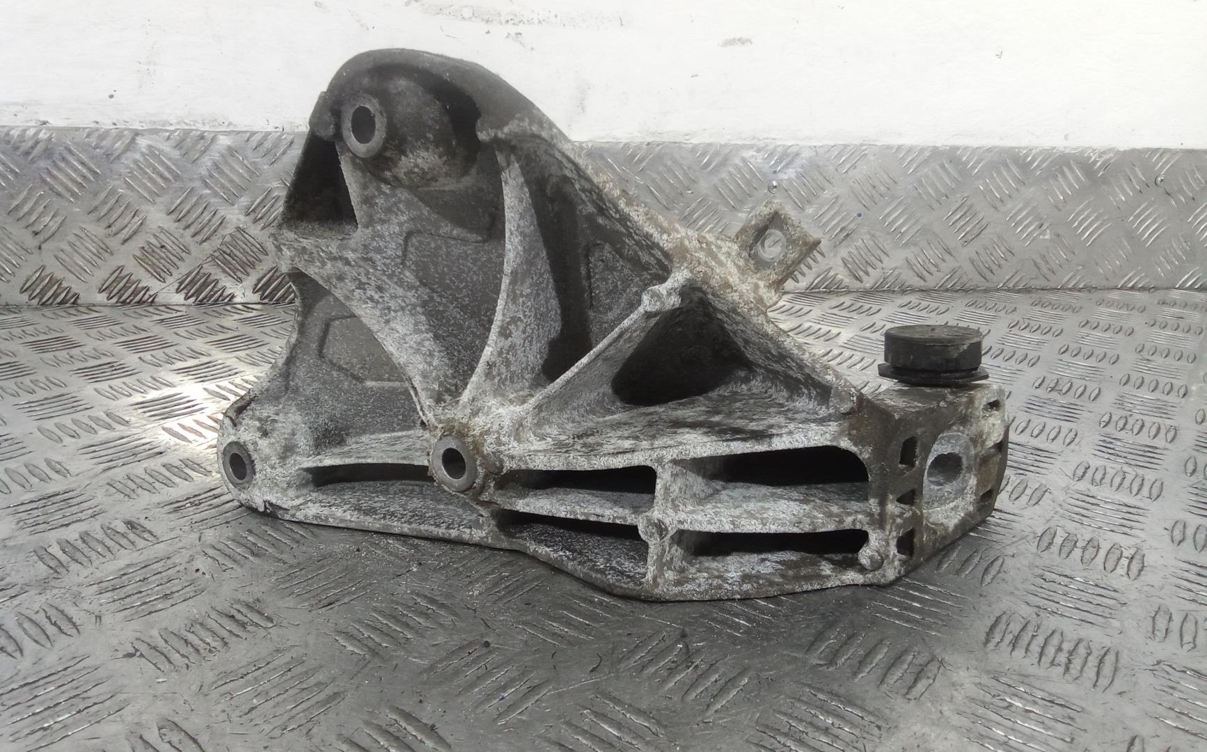 Кронштейн двигателя