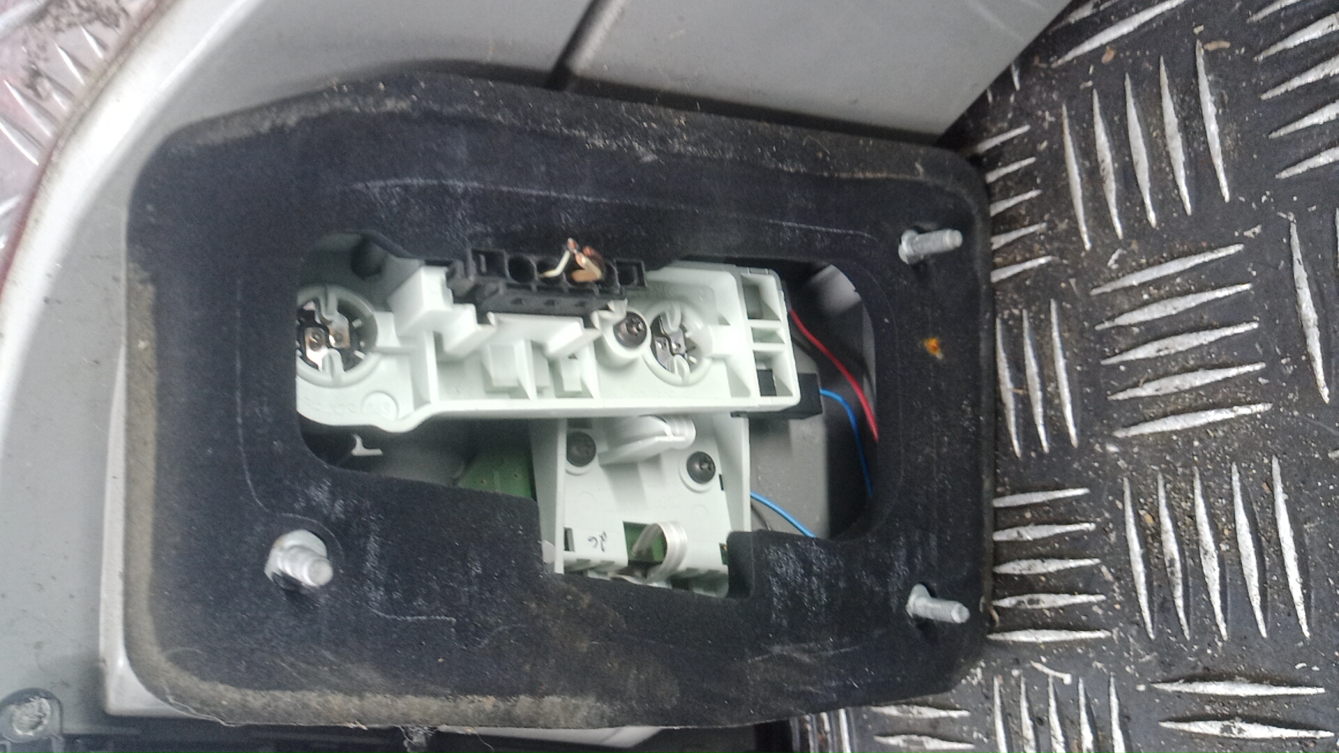 Фонарь задний левый