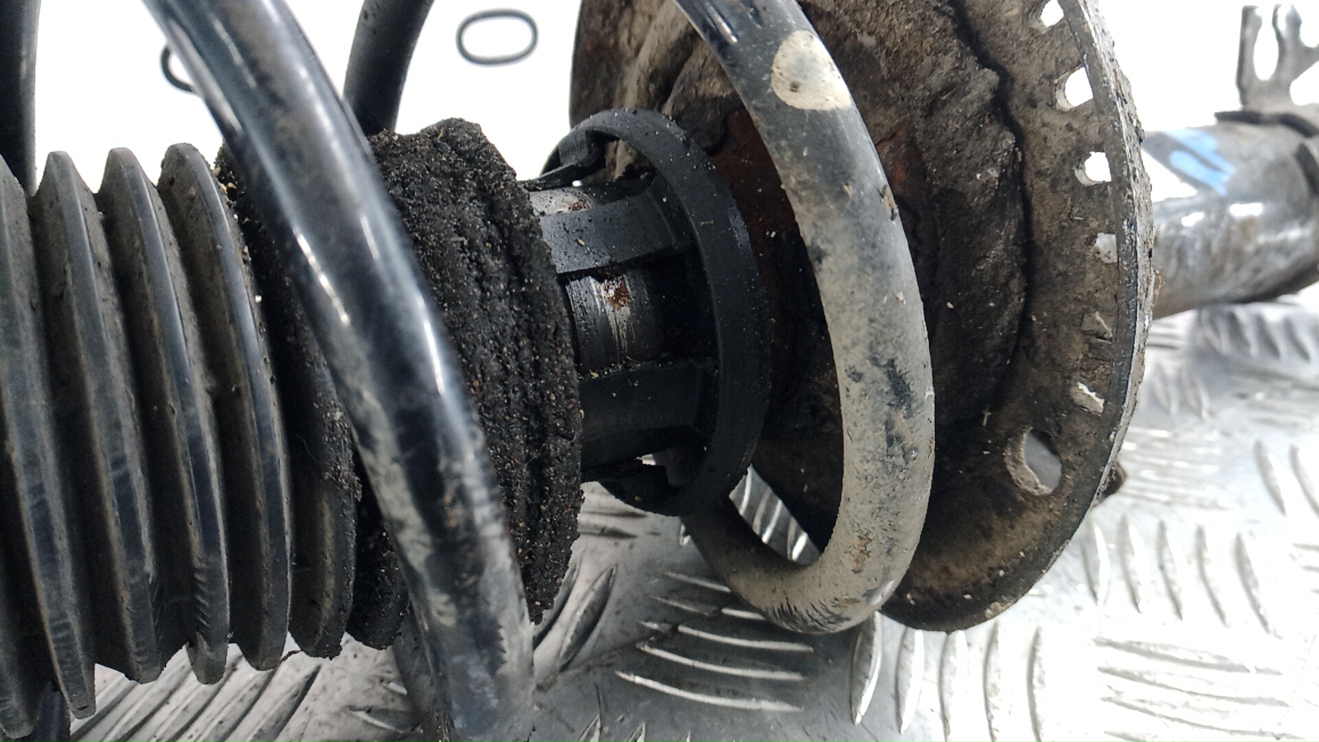 Амортизатор передний правый