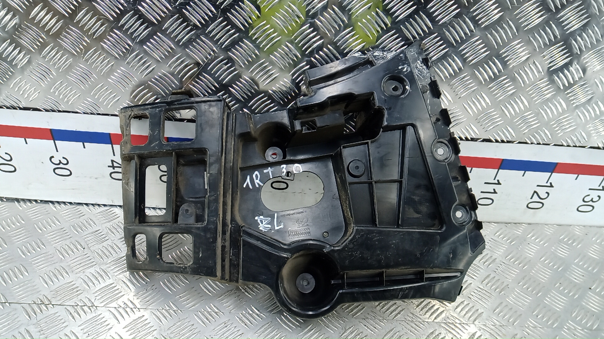 Кронштейн заднего бампера