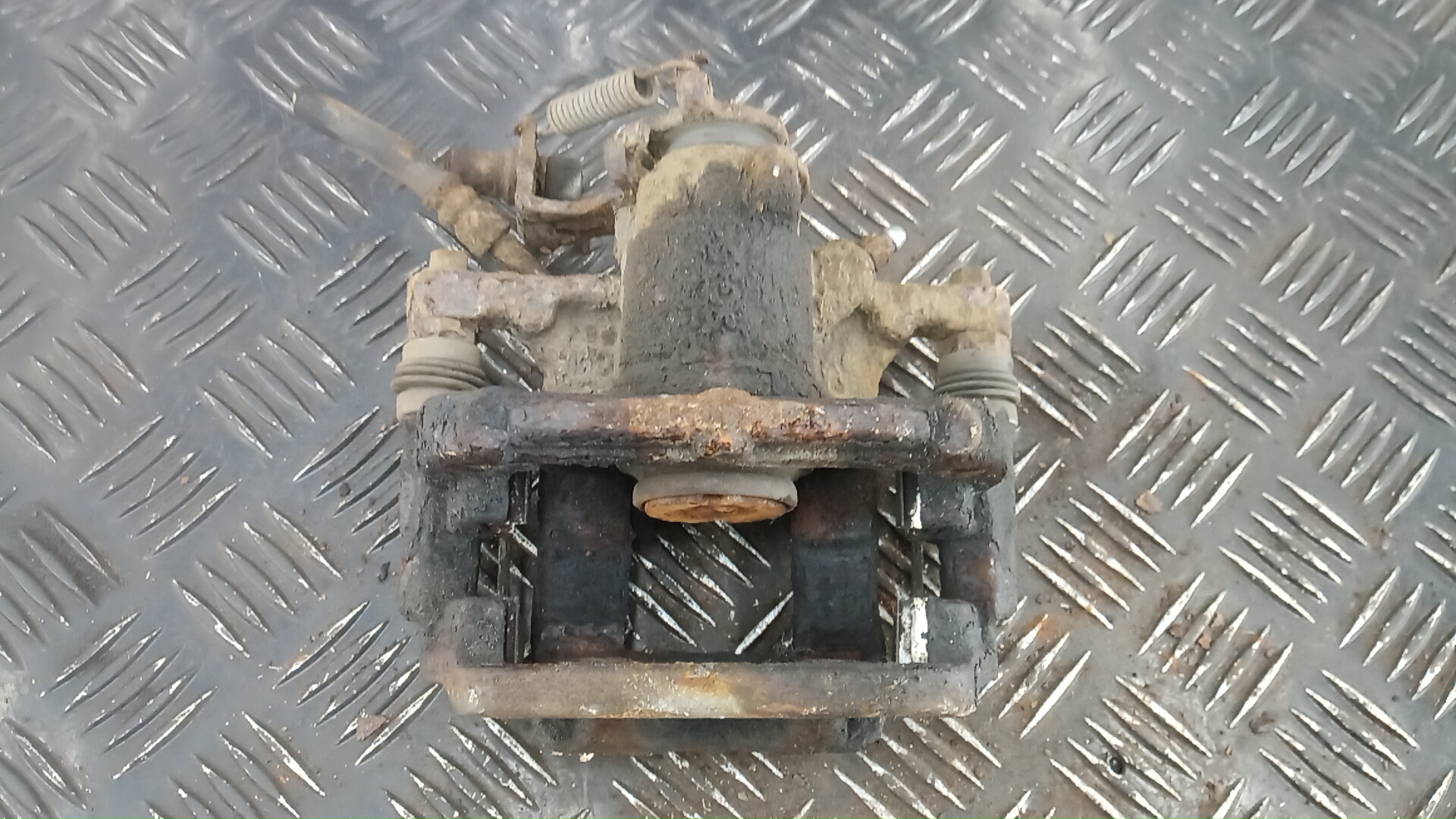 Суппорт задний левый