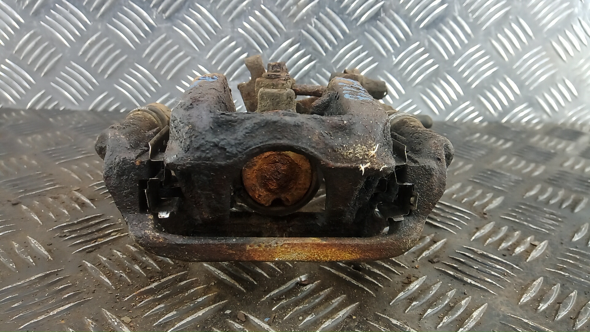 Суппорт задний левый