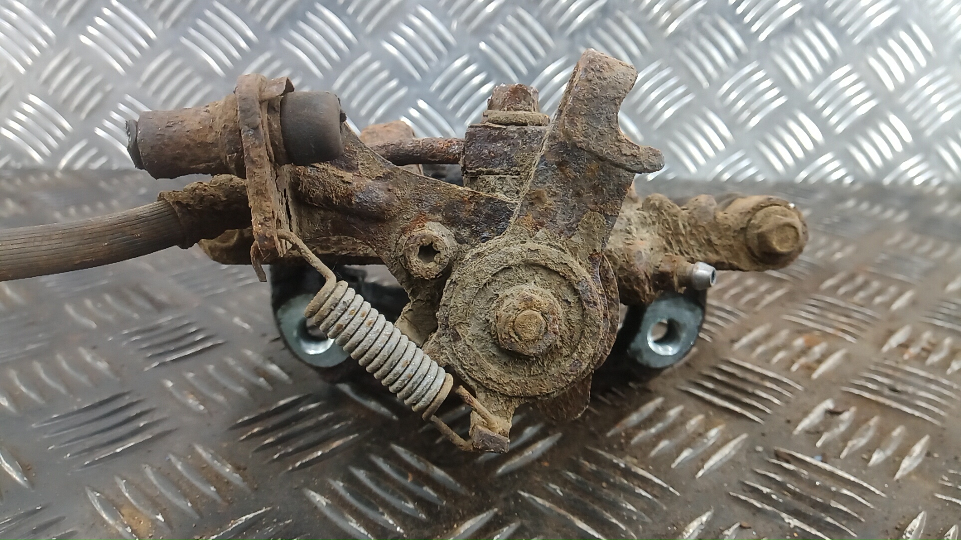 Суппорт задний левый