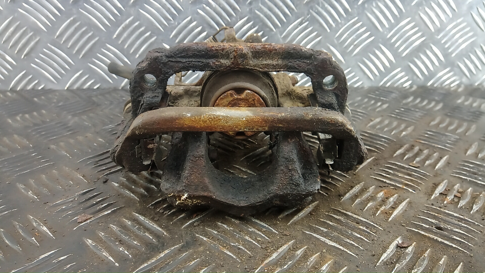 Суппорт задний левый