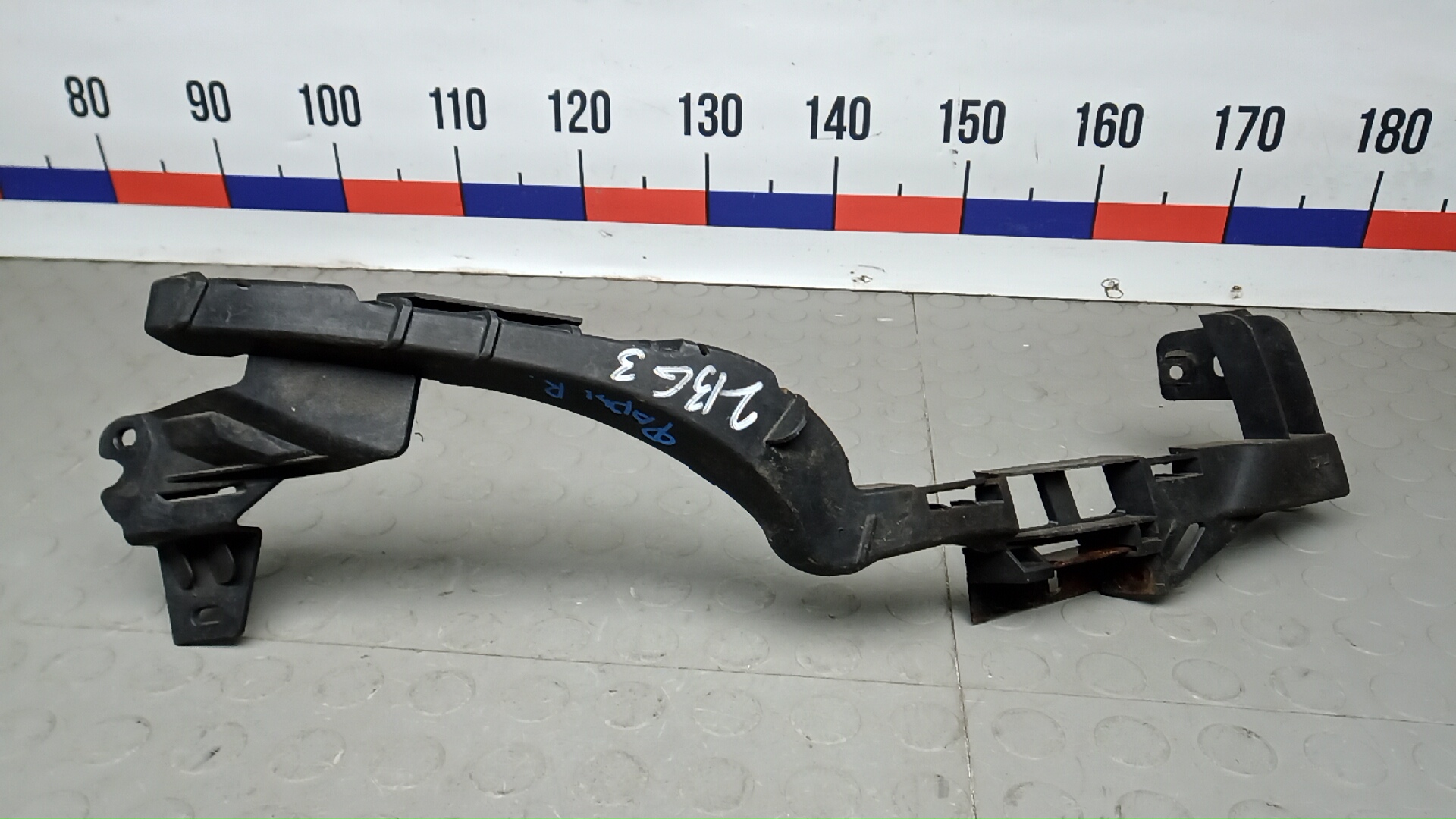 Кронштейн фар правый