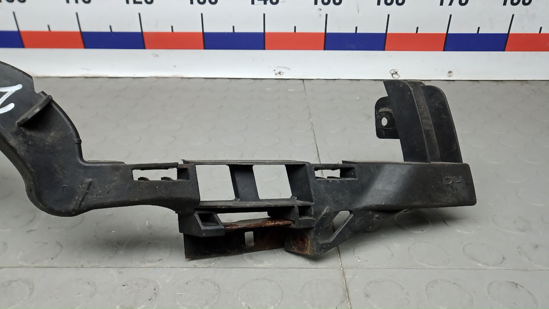 Кронштейн фар правый