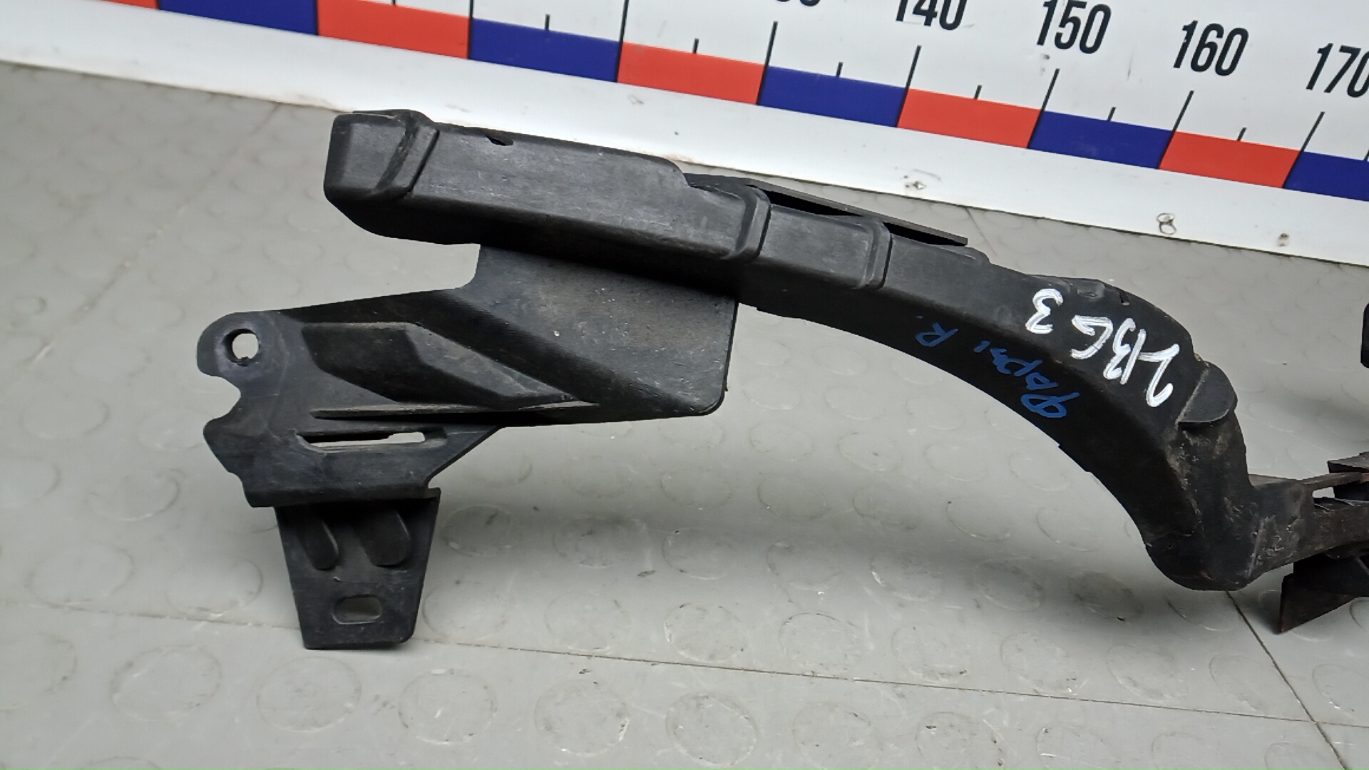 Кронштейн фар правый