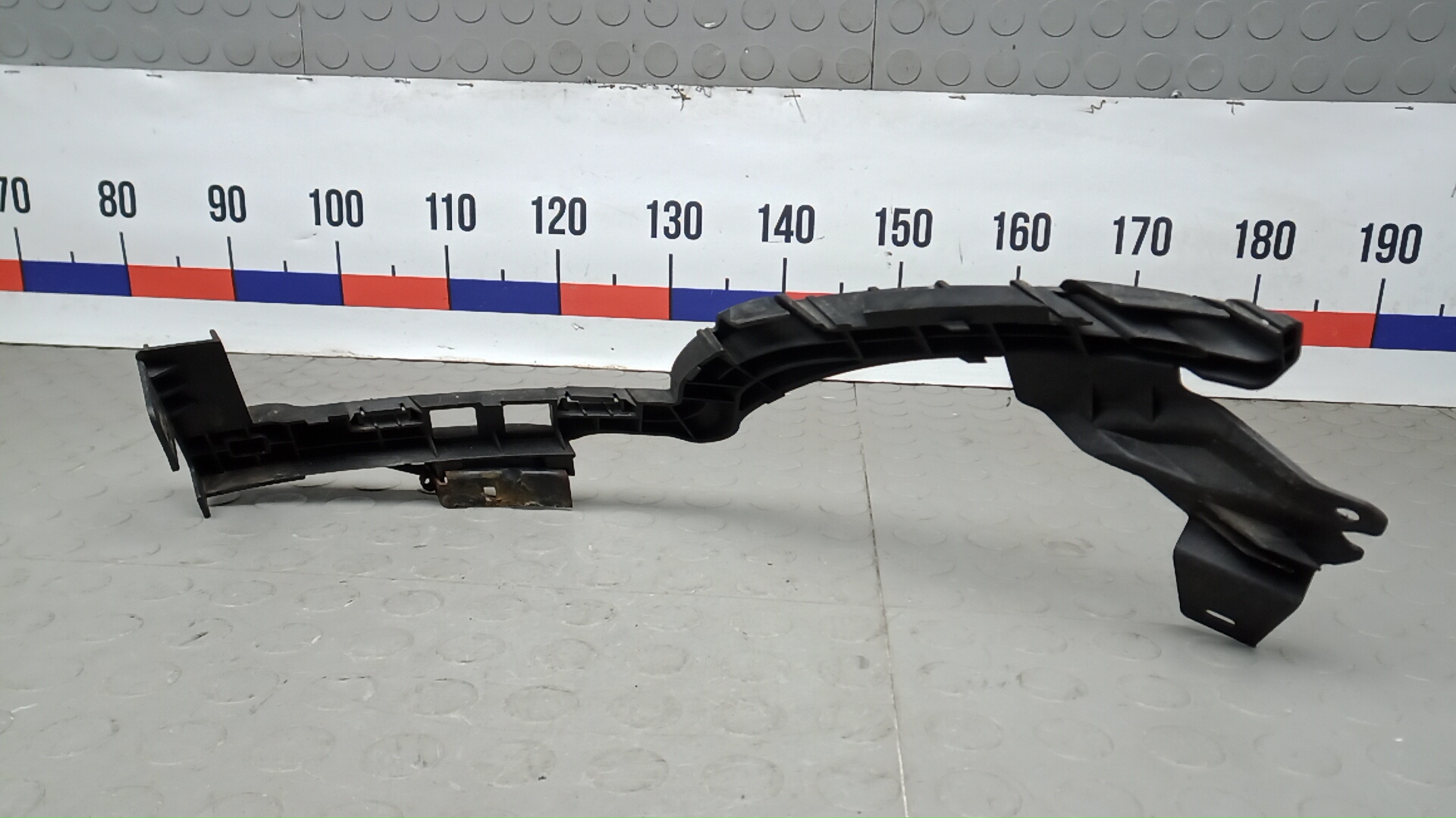 Кронштейн фар правый