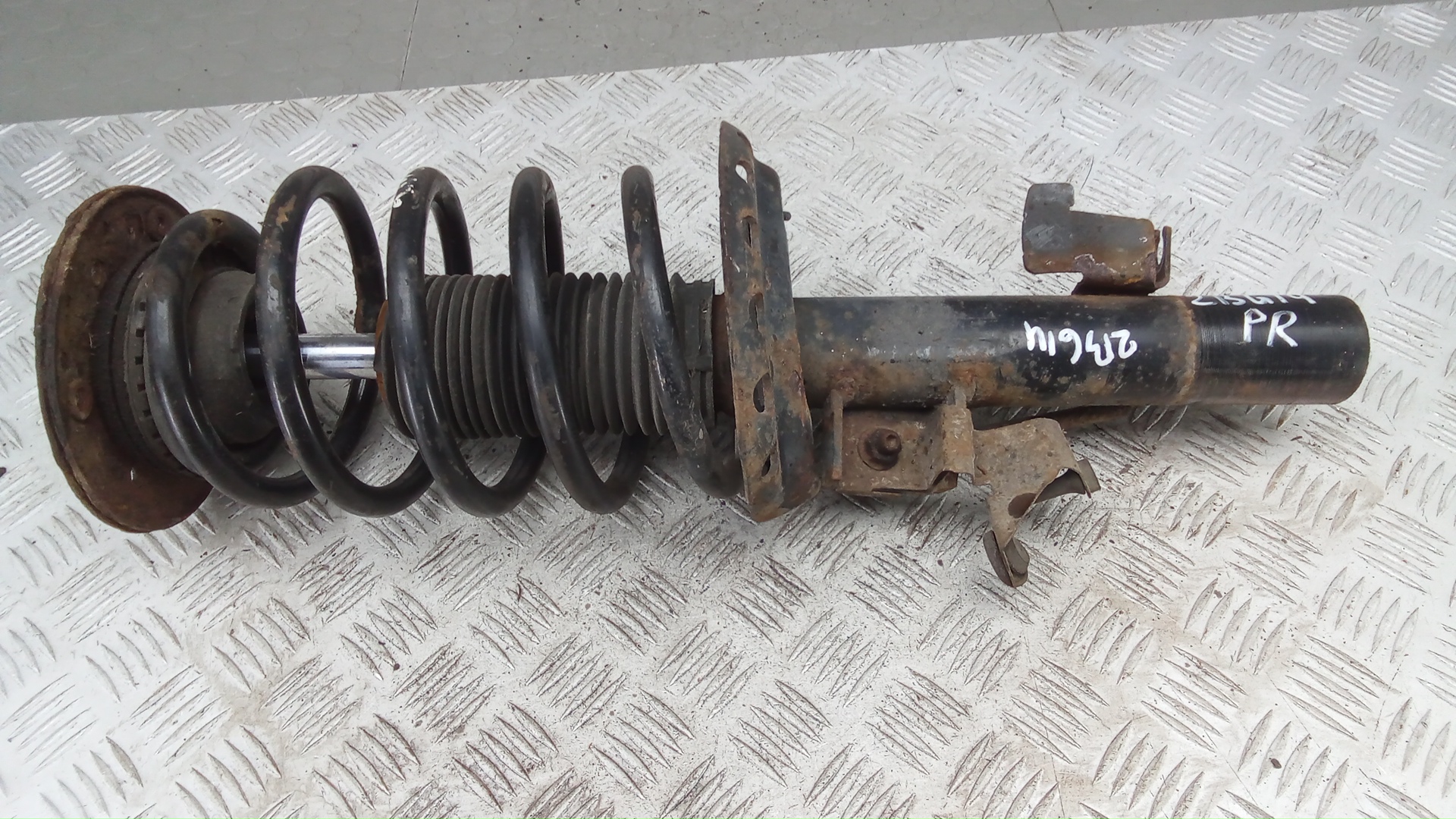 Амортизатор передний правый