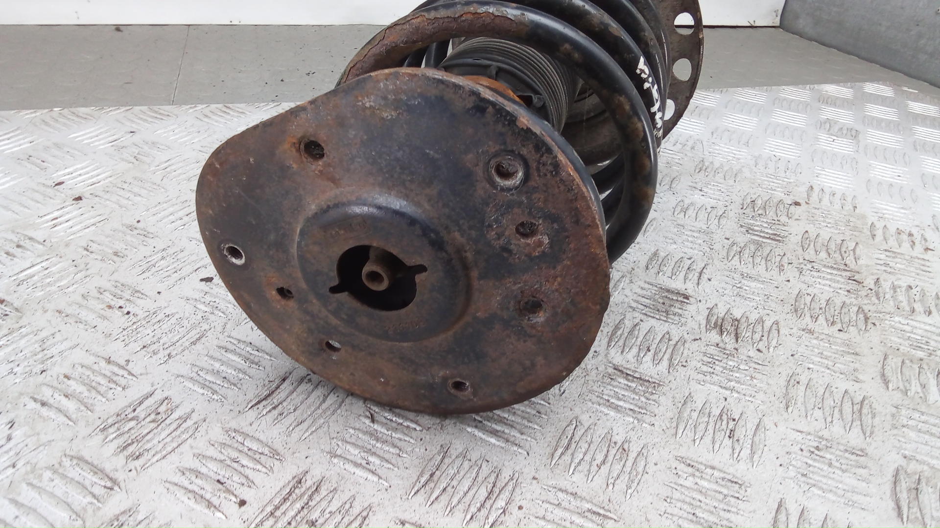 Амортизатор передний правый