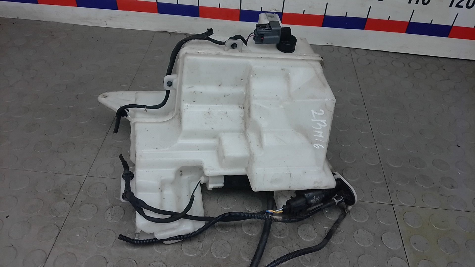 Бачок омывателя лобового стекла