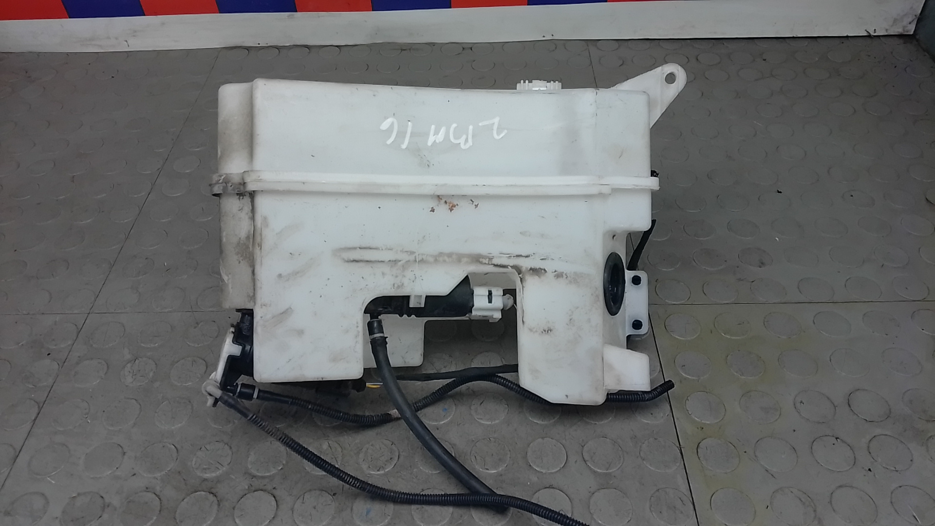 Бачок омывателя лобового стекла