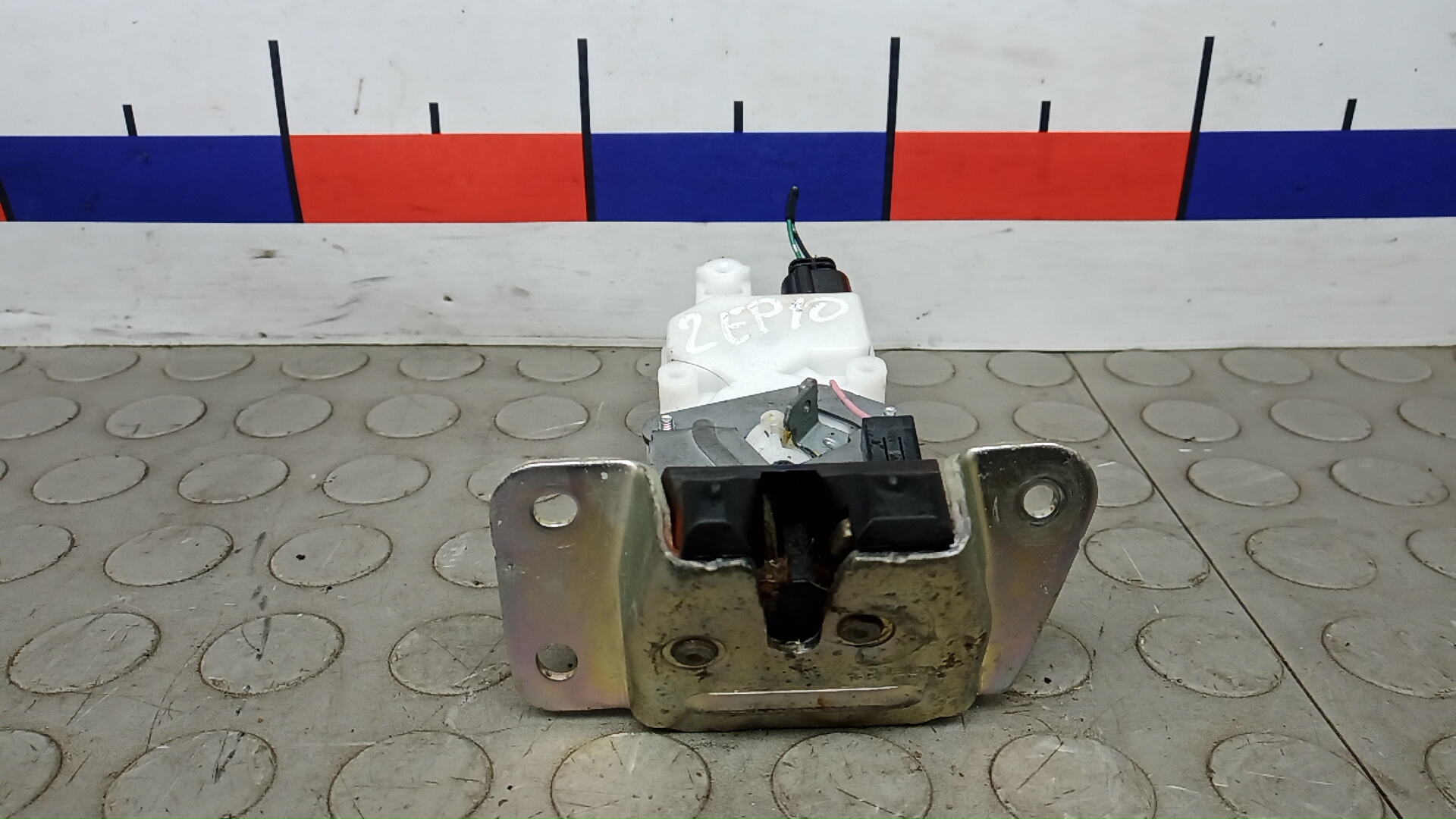 Замок багажника