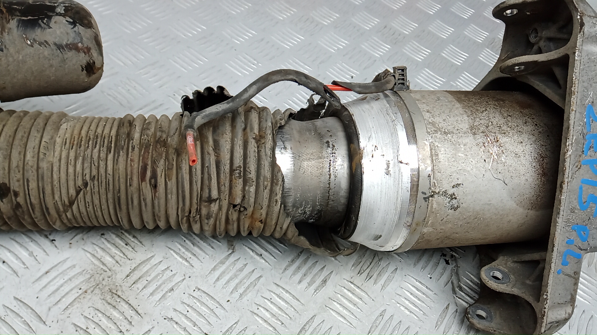 Амортизатор передний левый