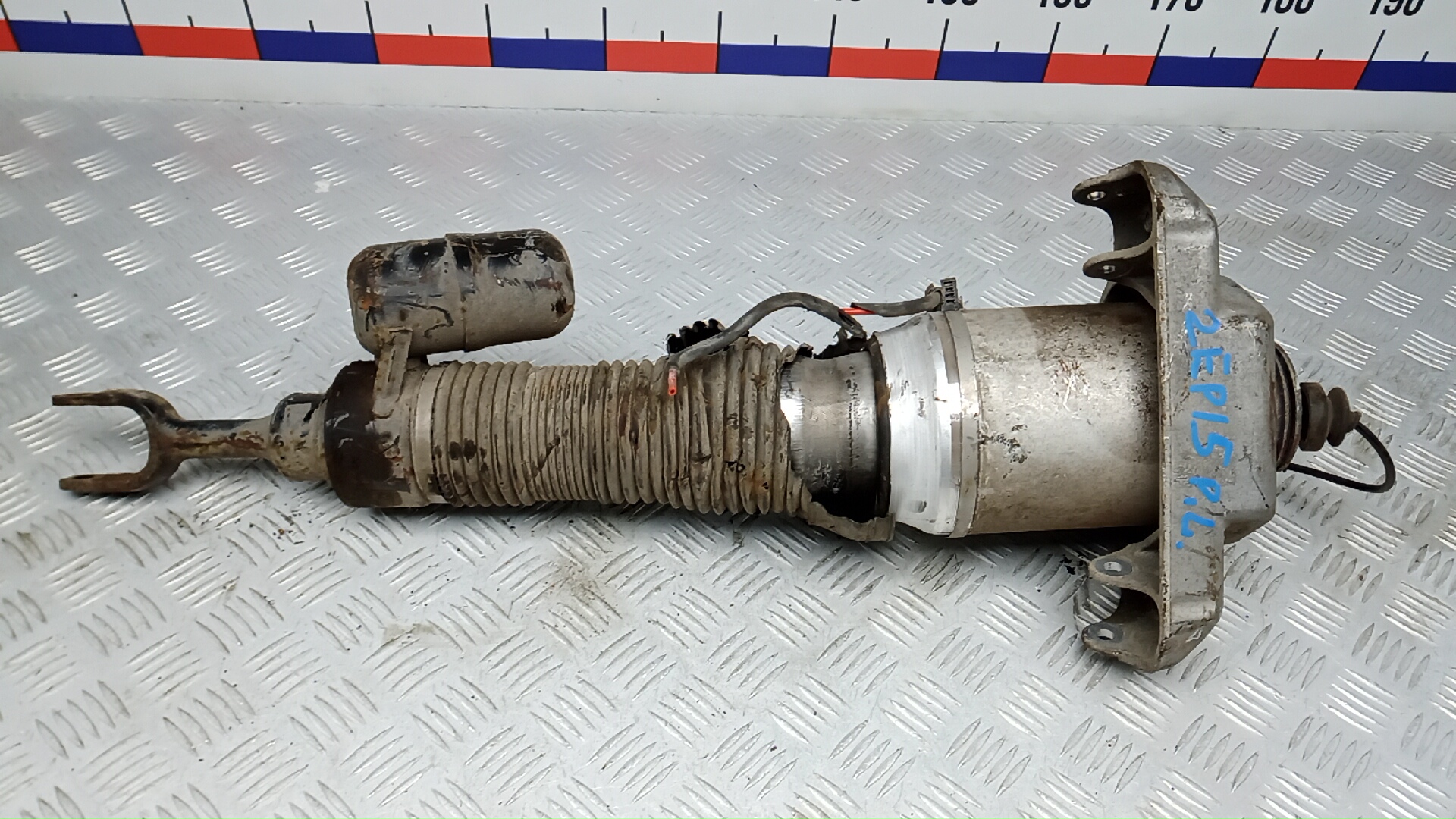 Амортизатор передний левый