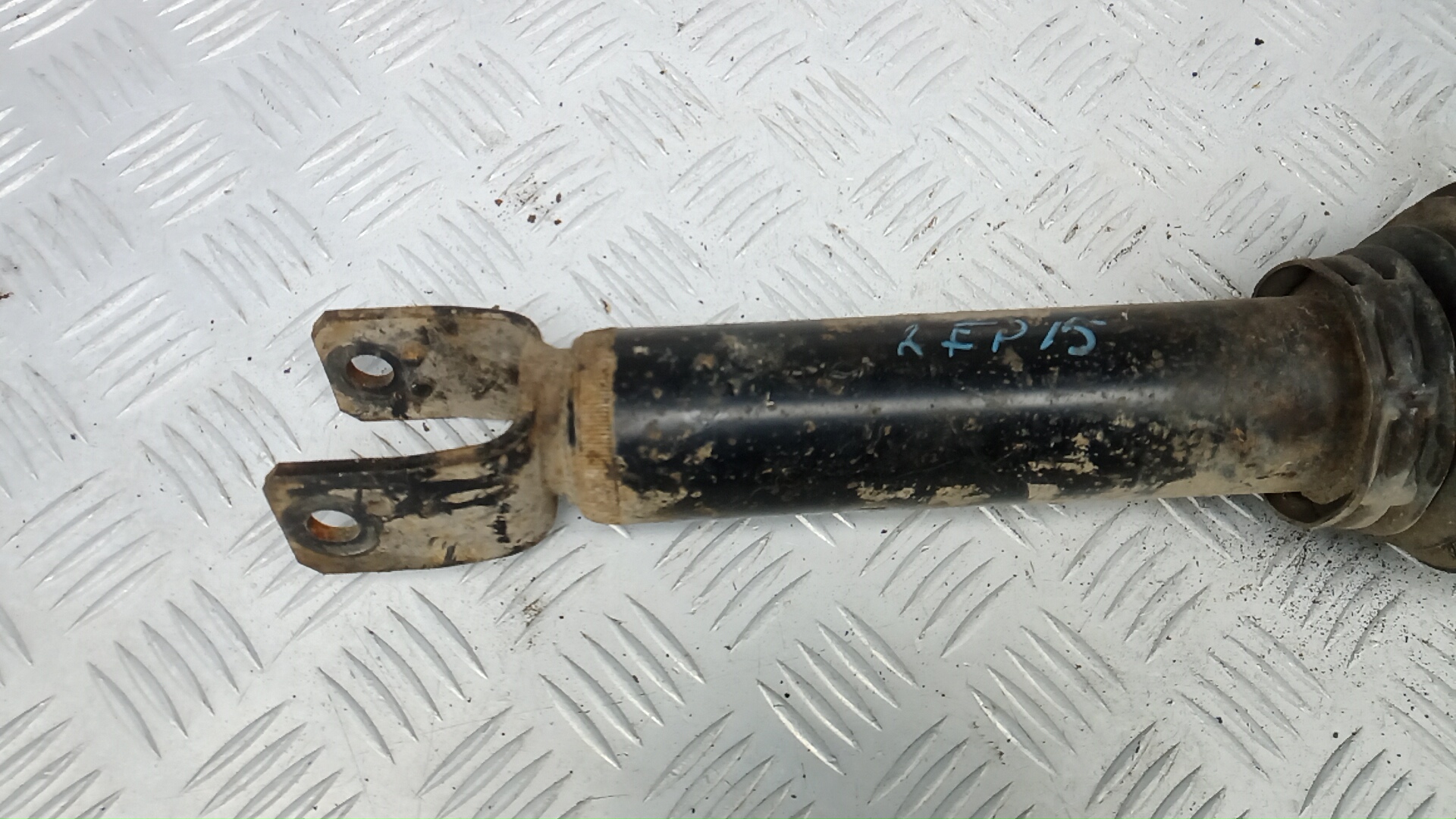 Амортизатор задний левый