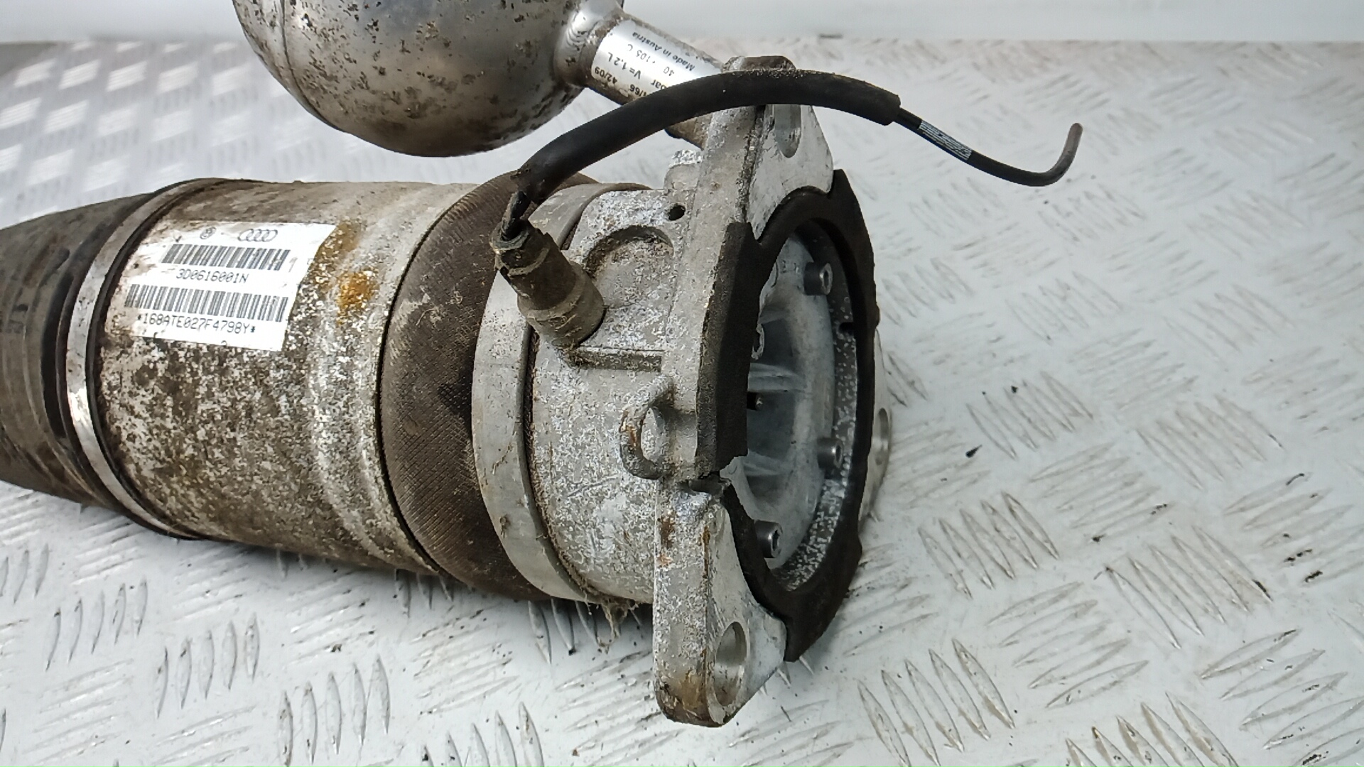 Амортизатор задний левый