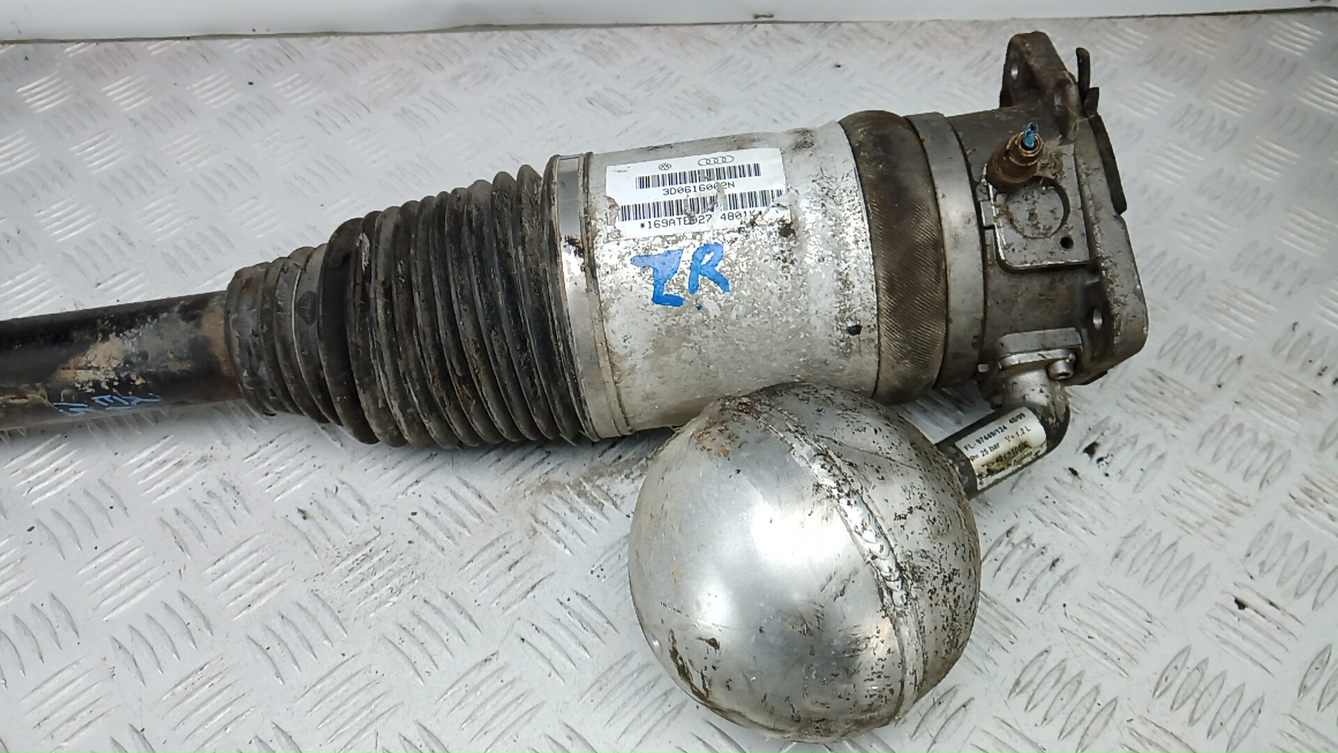 Амортизатор задний правый