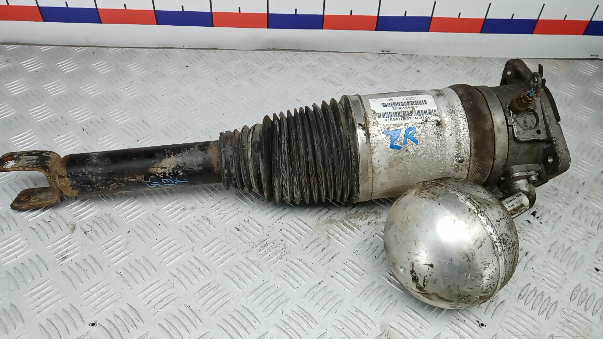 Амортизатор задний правый