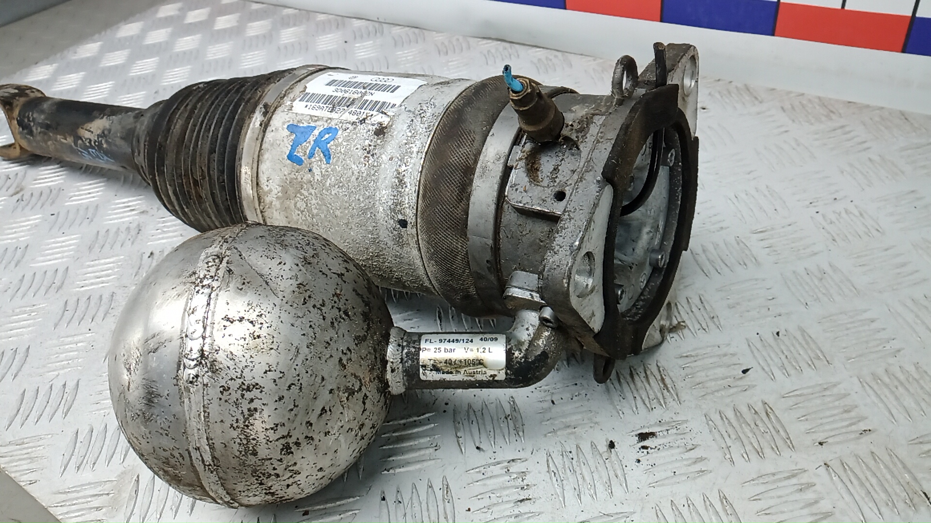 Амортизатор задний правый