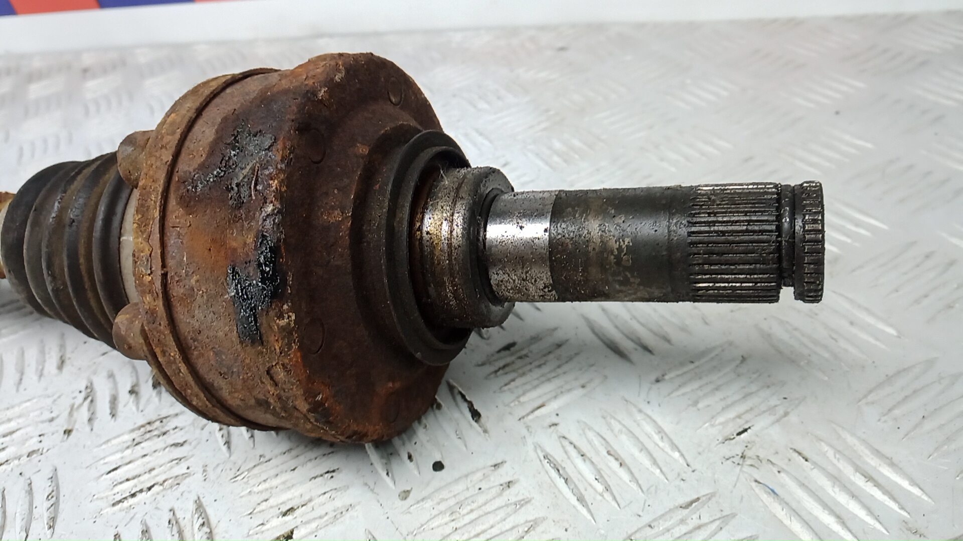 Полуось задняя левая