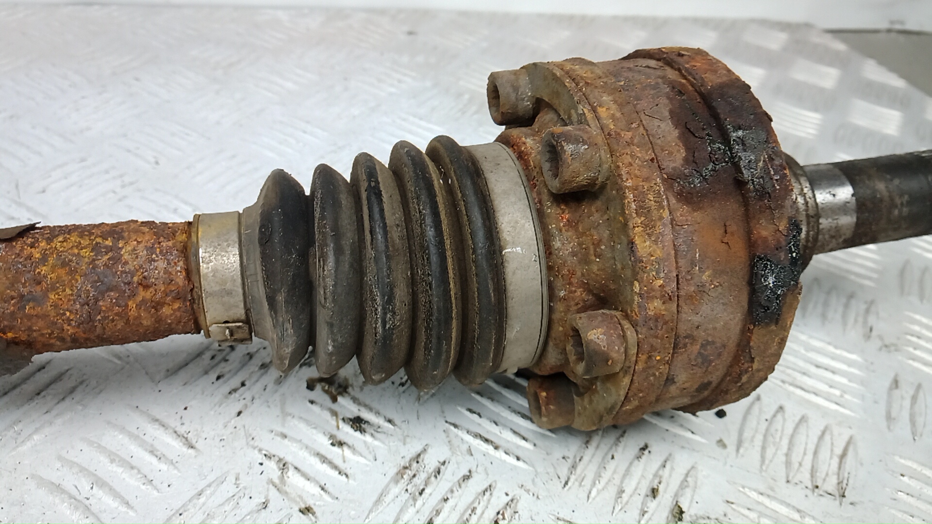 Полуось задняя левая