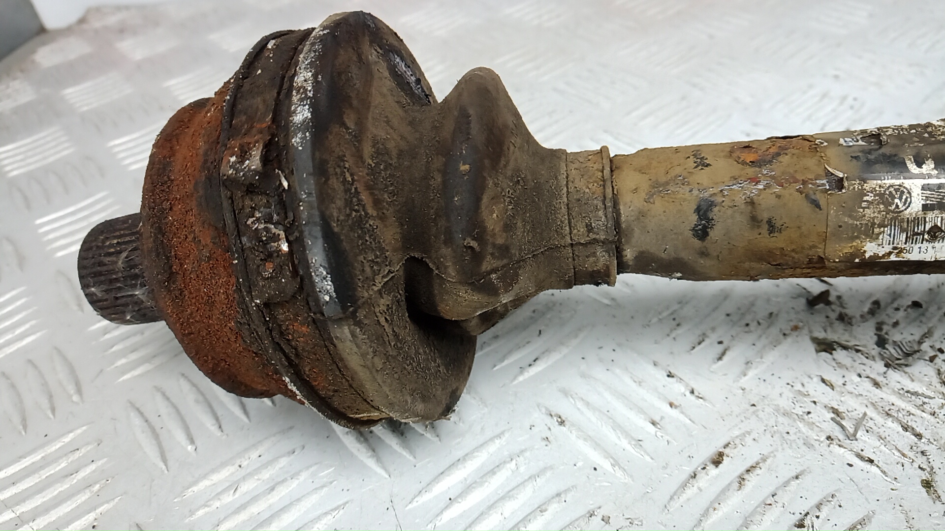 Полуось задняя левая