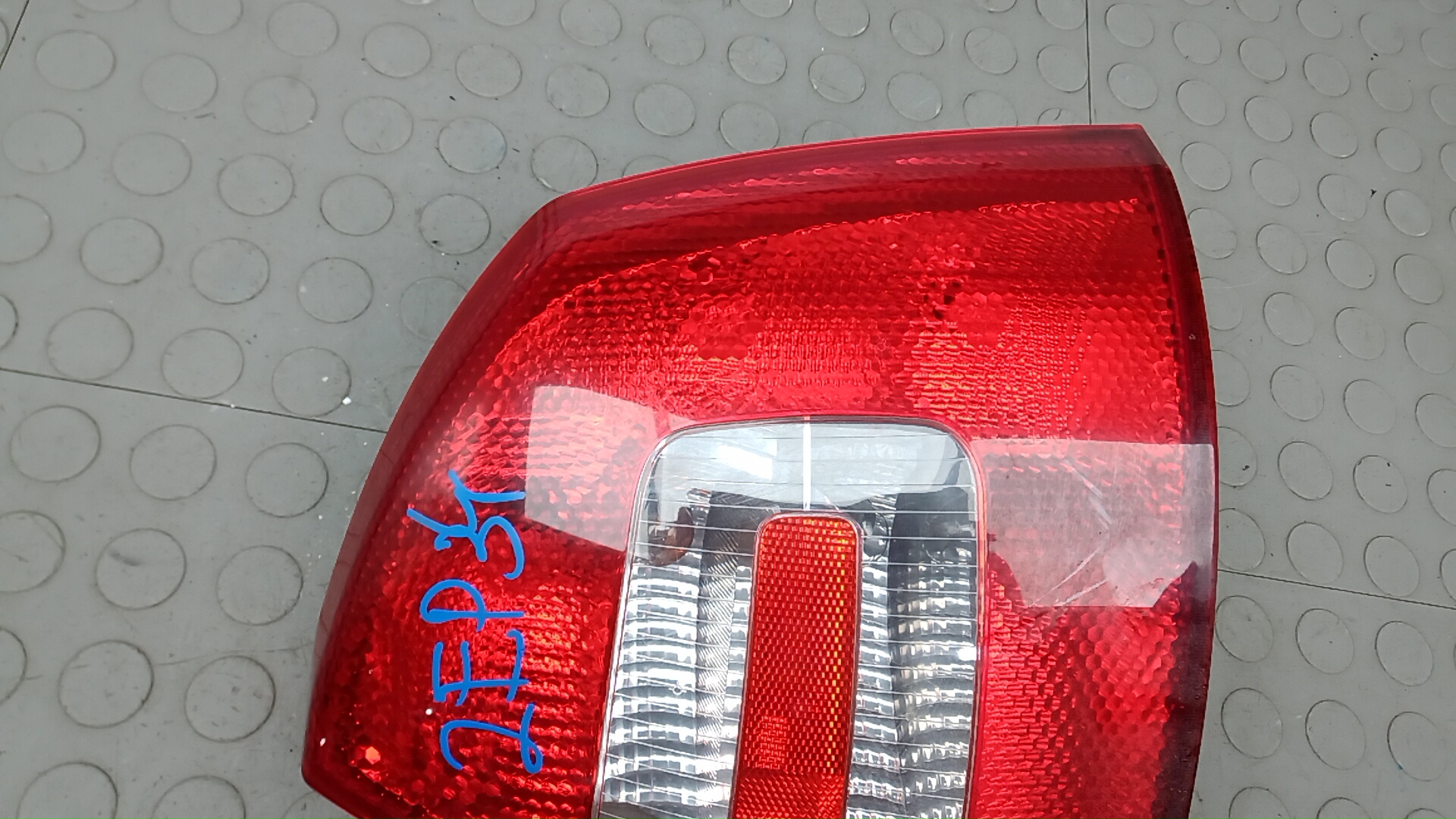 Фонарь задний правый