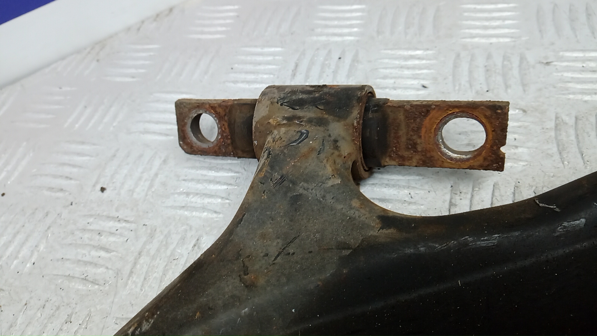 Рычаг передний нижний левый