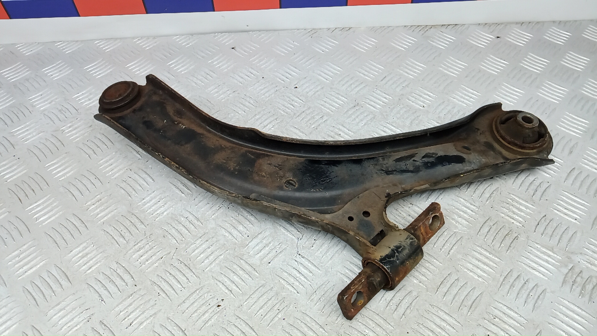 Рычаг передний нижний левый