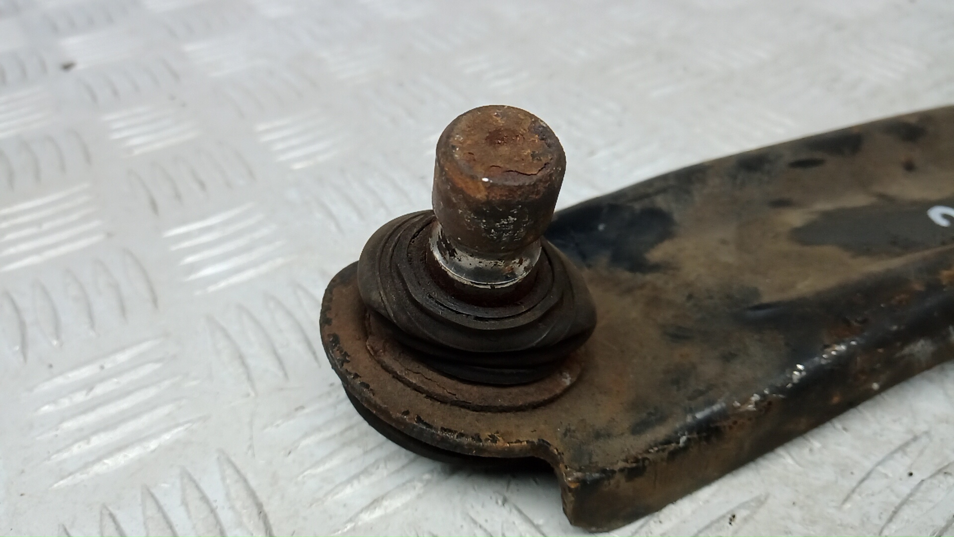 Рычаг передний нижний левый