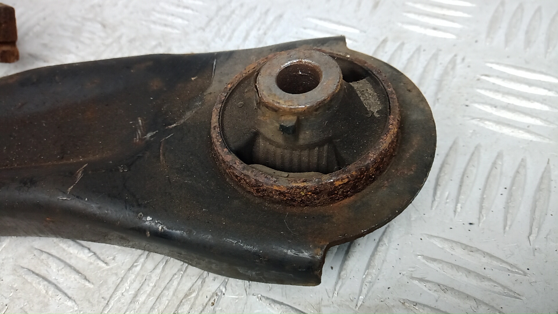 Рычаг передний нижний левый