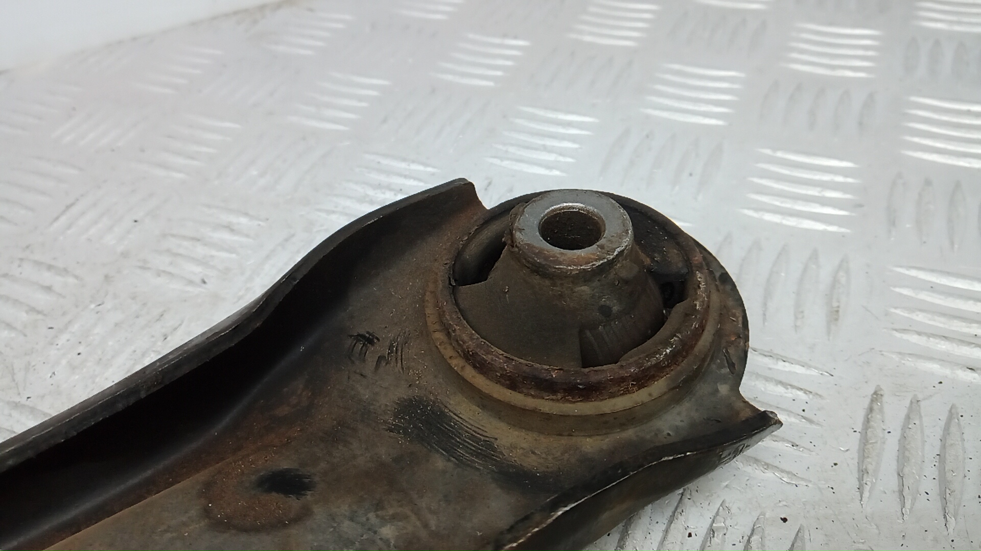 Рычаг передний нижний левый