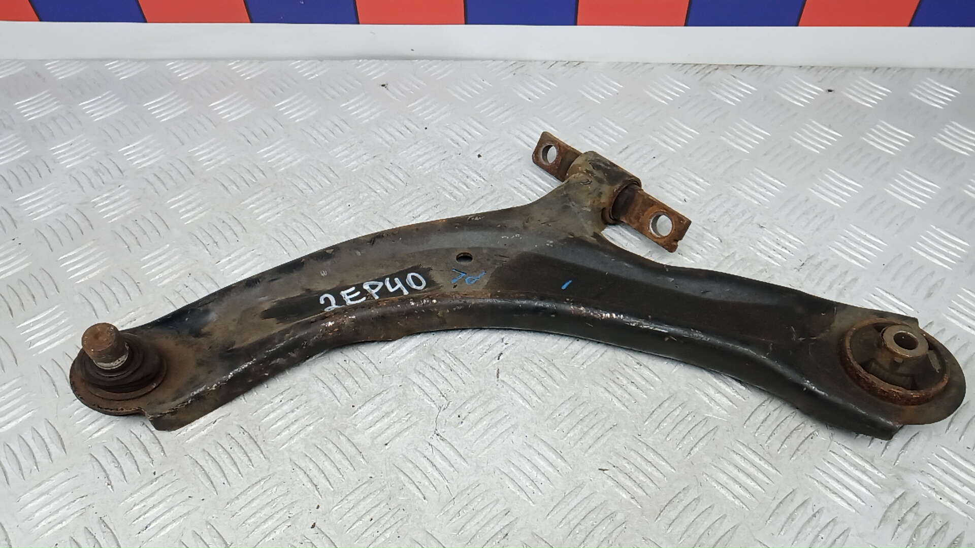 Рычаг передний нижний левый