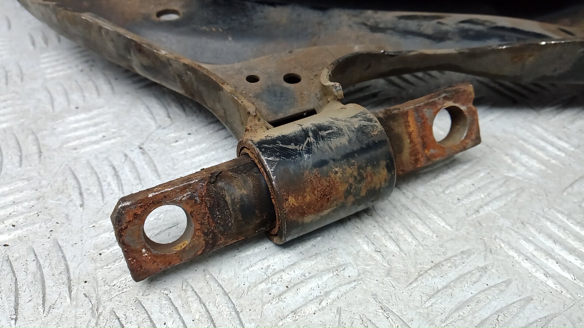 Рычаг передний нижний левый