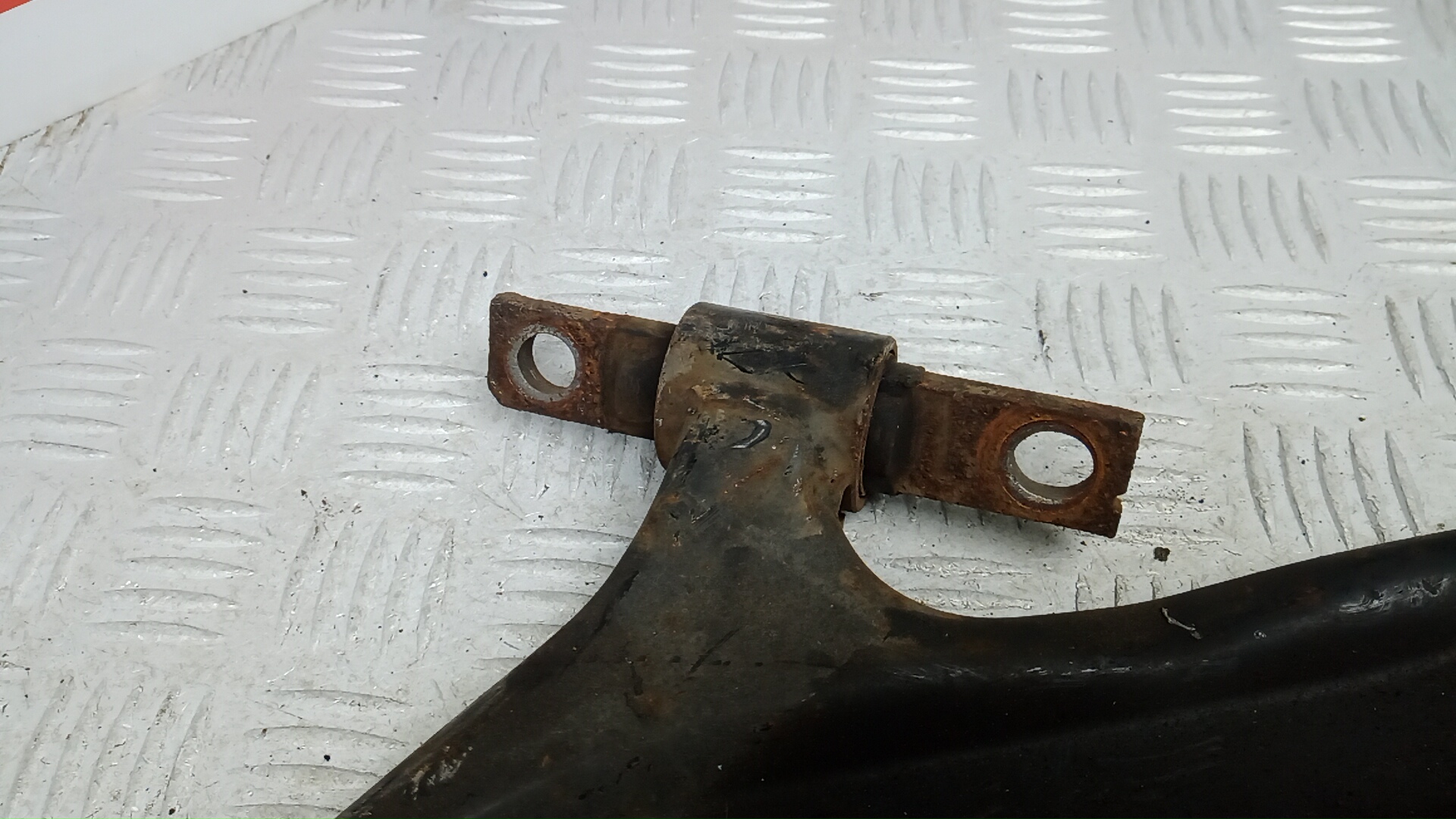 Рычаг передний нижний левый