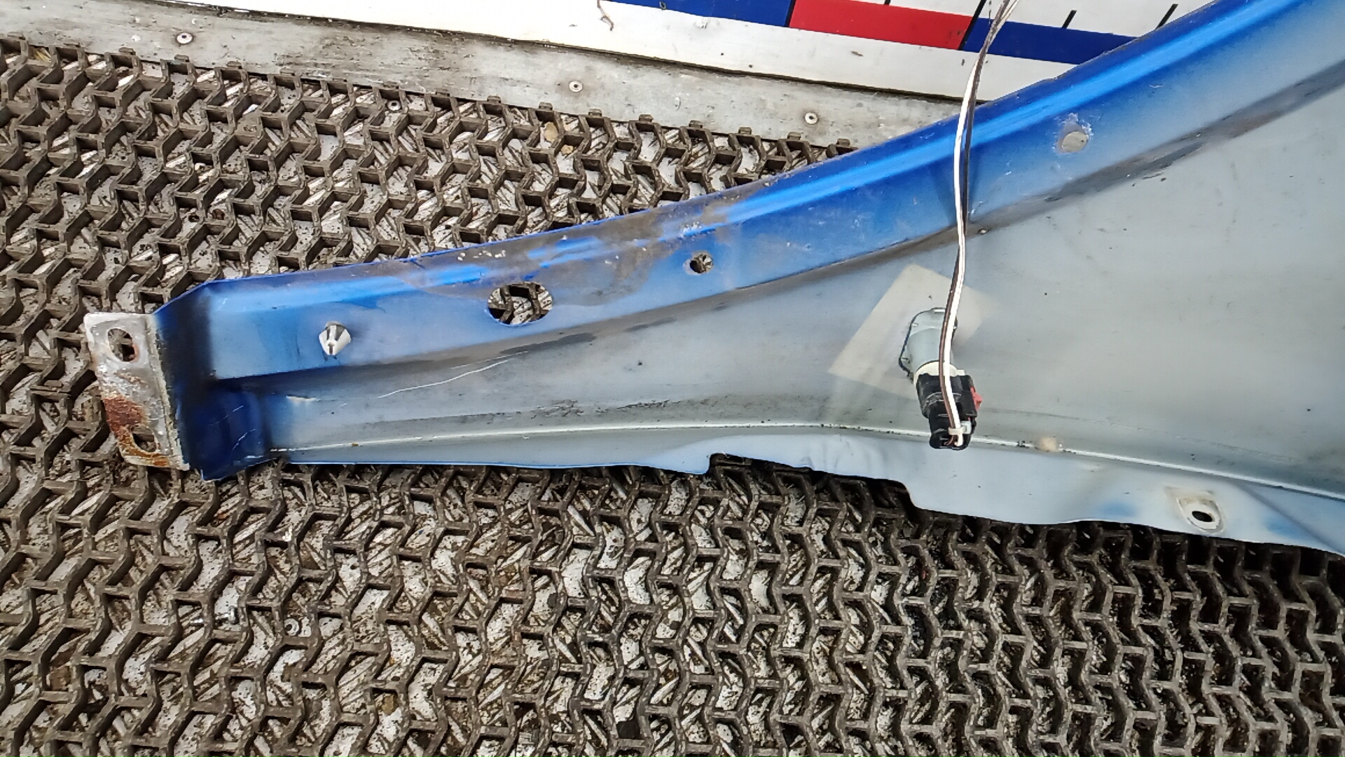 Крыло переднее правое