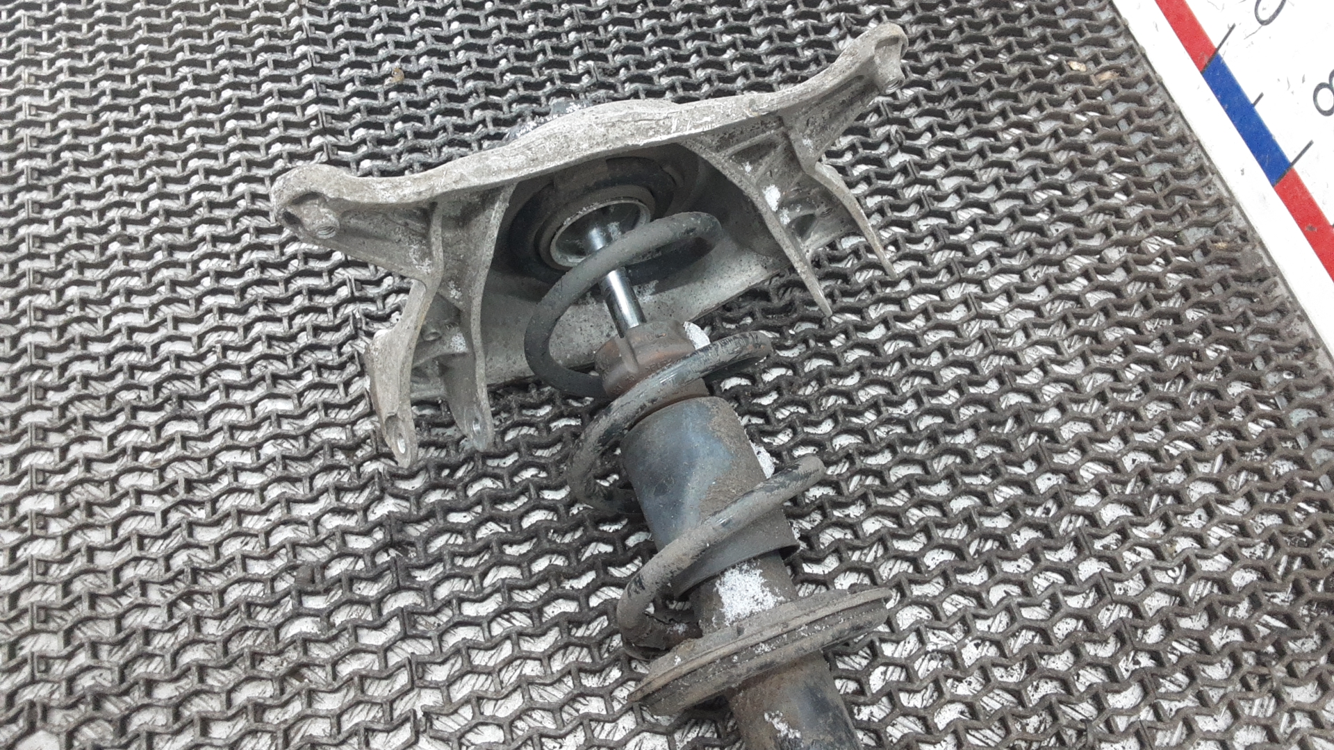 Амортизатор передний левый